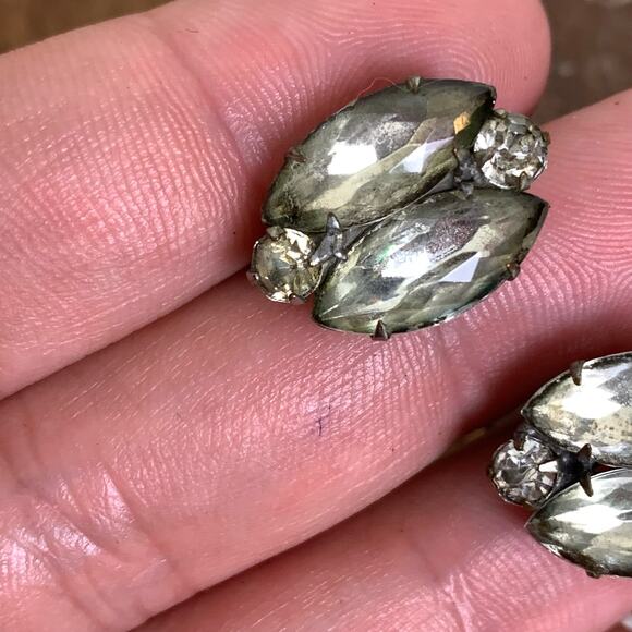 Vintage 30s 40s STERLING white clear Rhinestone Cluster Screw back earrings - Picture 6 of 7